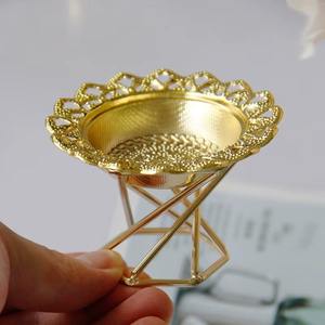 Petit bougeoir doré pour une utilisation festive, décoration de table, centre de table, salon, chambre à coucher et présentation pour occasions spéciales - Product Image 2