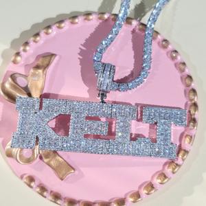 Pendentif en or 14 carats certifié IGI avec diamant taille ronde glacé pour homme Pendentifs en or blanc fin avec breloque en diamant de laboratoire avec nom personnalisé - Product Image 3