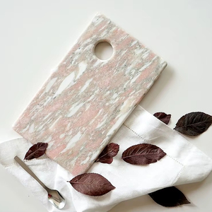 Planche à découper en marbre de qualité supérieure pour une utilisation en cuisine, offrant une surface durable et une expérience de préparation culinaire élégante - Product Image 1