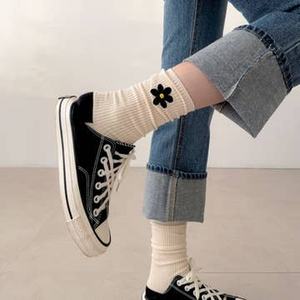 Chaussettes d'équipage confortables et décontractées pour hommes et femmes, broderie de fleurs mignonnes, orteil contrasté, logo personnalisé, antibactérien, commande en gros - Product Image 5