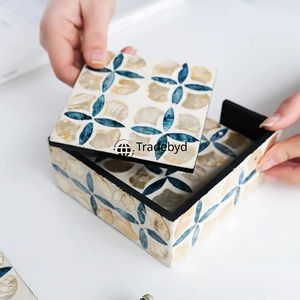 Dessous de verre de luxe fait à la main MOP par Tradebyd Décor de table élégant pour salle à manger et café - Product Image 1