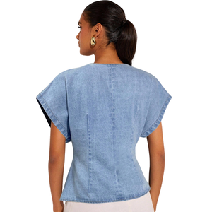 Blusa Casual de Manga Corta con Cuello en V y Botones para Mujer, Estilo Envolvente, en Mezclilla Azul Claro Lavada, para Uso Diario en la Oficina, Corte Regular - Product Image 2