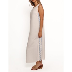 Robes classiques pour femmes avec des éléments de design contemporains offrant une coupe décontractée et un look attrayant pour les besoins de la mode quotidienne - Product Image 3