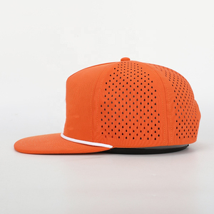 Gorro de poliéster con logotipo bordado de alta calidad personalizado al por mayor, Gorras de ala plana con agujero cortado a láser de 5 paneles, gorra Snapback impermeable con cuerda - Product Image 4