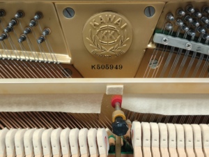เปียโนตั้งพื้น Kawai KU2B มือสองจากญี่ปุ่น สีดำ คุณภาพการผลิตที่แม่นยำ แข็งแรง ทนทาน เล่นได้ลื่นไหล รุ่นยอดนิยมสำหรับส่งออก - Product Image 4
