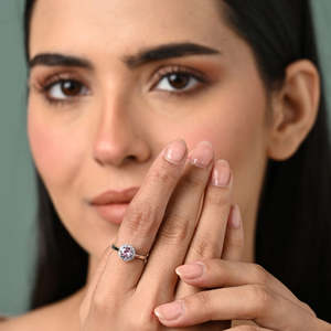 Anillo de Plata de Ley 925 para Hombre, Corte Ovalado Geométrico, Chapado en Rodio, Engaste Invisible, Detalles en Platino - Product Image 3