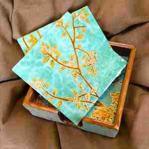 ถาดรองแก้วไม้พิมพ์โลโก้ตามสั่งสำหรับชากาแฟจากอินเดีย - Product Image 1