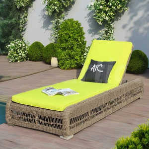 Chaise longue en rotin synthétique simple avec dossier réglable et coussins imperméables pour le jardin extérieur, le patio et la piscine - Product Image 1