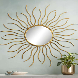 Miroir sunburst frappant avec des rayons métalliques ondulés, une pièce d'accent audacieuse et dynamique, disponible au prix de gros. - Product Image 1