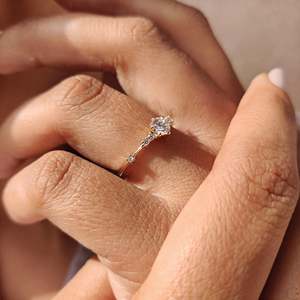 Bague de fiançailles en diamant rond avec sertissage élégant Muse - Product Image 4