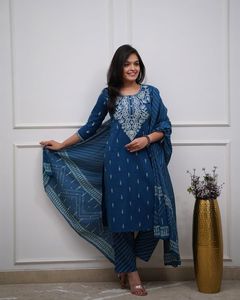 Ensemble Kurti brodé pour femmes Ethnic Wear de qualité supérieure pour les fêtes et les tenues décontractées d'un fournisseur indien - Product Image 3