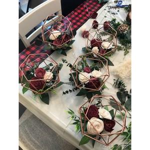 Centre de table en métal vintage complexe avec un fini vieilli idéal pour créer un look antique charmant dans n'importe quelle pièce - Product Image 2