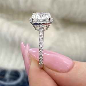 Anillo de compromiso con corte de cojín de 3,50 quilates cultivado en laboratorio de oro blanco sólido de 14 quilates con Halo Pave Set de moda para fiestas - Product Image 5