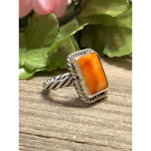 Bague en argent sterling faite à la main par des artisans navajo, avec coquille d'huître barbelée et turquoise, taille 7, taille ovale, sertie en clos. - Product Image 3