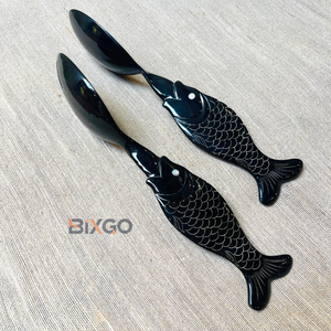 ช้อนสลัดเขาควายสีดำขนาดใหญ่ทำด้วยมือแบบพรีเมี่ยมพร้อมที่จับรูปปลาผลิตจากเวียดนาม - Product Image 2