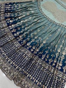 Este exquisito lehenga choli de tela georgette con motivos delicadamente cosidos a mano, patrones de micro lentejuelas, ideal para novias. - Product Image 6