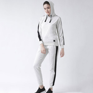 Ensemble de survêtements pour femmes à manches longues, tenue de mode personnalisée, marque privée OEM de coupe régulière. - Product Image 1