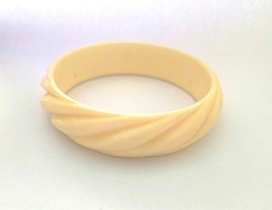 Brazaletes de resina gruesos en negrita, pulseras artísticas hechas a mano para mujer - Product Image 1