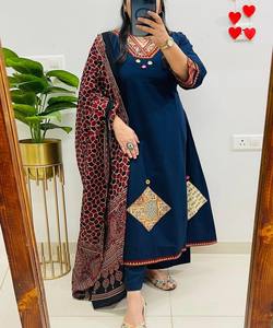 Ensemble Kurti en coton multicolore avec appliques en rayonne fantaisie, haut, bas et dupatta, vêtement ethnique, prix de gros en stock, pour occasions festives - Product Image 2