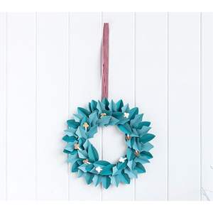 Guirlande de Noël en métal doré avec des baies blanches, décoration de porte de luxe pour les fêtes et décoration murale festive, décoration de la maison saisonnière - Product Image 4