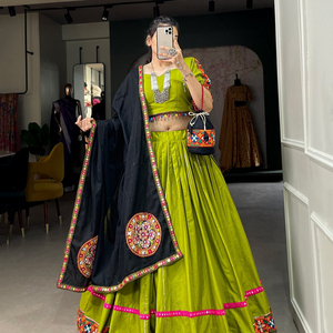Lehenga choli ผ้าคอตตอนแท้จาก navratri แบบดั้งเดิมพร้อมงาน Gamthi และงานกระจกสำหรับงานแต่งงานและงานปาร์ตี้ - Product Image 2