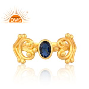 Anillo ajustable de piedras preciosas de corindón azul natural chapado en oro de 18 quilates de plata esterlina de última tendencia, fabricante de joyería fina Demi - Product Image 2