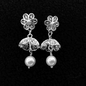 Boucles d'oreilles pendantes Jhaalar en filigrane argenté de haute qualité pour femmes, perles Moti, faites à la main, scintillantes, plaquées argent - Product Image 1