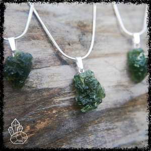 Hecho a mano Vintage checo moldavita Tektite colgante plata chapado en oro cristal crudo para Wiccan joyería LARP ocasión de compromiso - Product Image 5