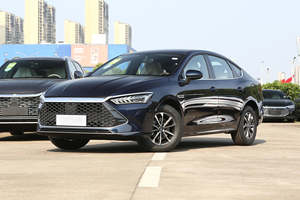 Sedán Híbrido Enchufable Usado, 5 Puertas, 5 Asientos, Transmisión Automática, Vehículo de Energía de Largo Alcance, Sistema de Propulsión de Alta Eficiencia - Product Image 4