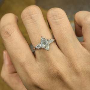 Anillo de Compromiso y Boda de Plata de Ley 925 con Moissanita de Corte Marquesa de 3 Quilates, Diseño Personalizado de 3 Piedras, Joyas Black Pearl - Product Image 3