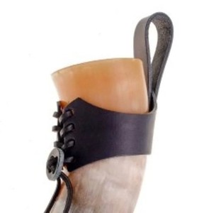 Cor à boire rustique et poli de longue durée pour les fêtes et les festivals avec support en cuir disponible au meilleur prix - Product Image 1