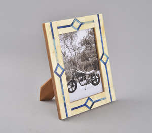 Marco de fotos con incrustaciones de hueso azul y blanco de lujo, diseño de celosía geométrica, pantalla de imagen de mesa elegante, decoración costera con acento - Product Image 3