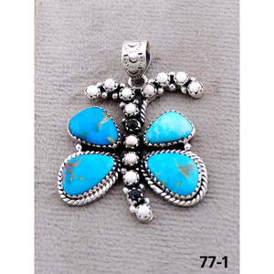 Pendentif Turquoise Fait Main du Sud-Ouest Santa Maria avec Buffalo Blanc et Sertissage en Forme de Papillon en Argent Sterling - Product Image 1