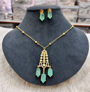 Ensemble de collier élégant en pierre doublet avec boucles d'oreilles assorties Bijoux de déclaration pour les occasions spéciales ou les cadeaux Ensemble minimal de luxe - Product Image 4