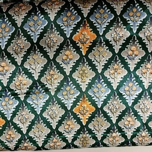 Tissu en vrac personnalisé à 100% en polyester à impression numérique Textile léger ultra doux aux couleurs vives pour les vêtements de mode et la maison - Product Image 4