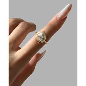 แหวนหมั้นทองคำแท้ 14K ดีไซน์ทันสมัย ประดับเพชรทรงลูกแพร์ 3 กะรัต เพชรเพาะเลี้ยงในห้องปฏิบัติการ ฝังแบบ Bezel Set รับรองโดย IGI เพชรคุณภาพ E VVS2 - Product Image 4