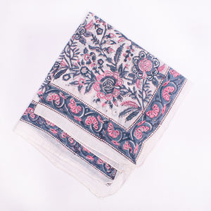 Foulard carré unisexe en coton imprimé floral, léger, respirant et écologique, idéal pour l'été, comme foulard de tête, accessoire pour cheveux ou tour de cou - Product Image 6