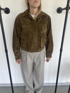 Chaqueta Bomber Casual de Mujer en Gamuza Marrón con Cremallera, Cuello Vuelto y Bolsillos de Parche, de Cuero Genuino Cómodo para Otoño - Product Image 1