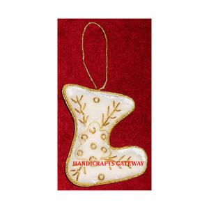 Magnifique ornement suspendu en forme de chaussure en tissu brodé à la main avec des fils dorés, utilisé pour les décorations de fête d'anniversaire - Product Image 1