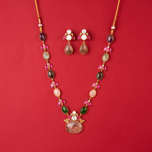 Ensemble de collier classique Kundan avec plaqué or Accessoire de mode à prix raisonnable - Product Image 2