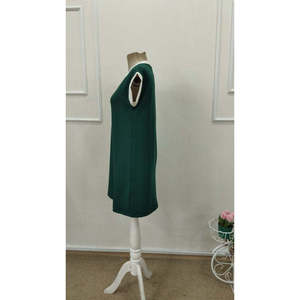Vestido Corto de Crepé Brillante con Cuello Redondo y Mangas Cortas para Mujer, con Detalle de Puño en Contraste, 35972 - Verde - Product Image 4