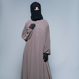 Abaya élégante à motif uni, en polyester de qualité supérieure pour un drapé impeccable, idéale pour les fournisseurs en gros et en gros - Product Image 1