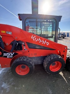 Chargeuse sur pneus compacte Kubota SSV65 avec godet frontal, chargeuse hydraulique diesel pour travaux agricoles et de construction - Product Image 3