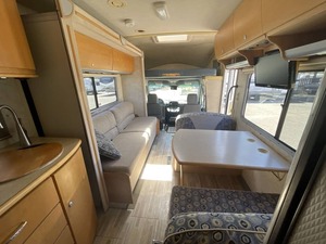 W-i-n-n-e-b-a-g-o View 23H Usado del 2005 - Product Image 3