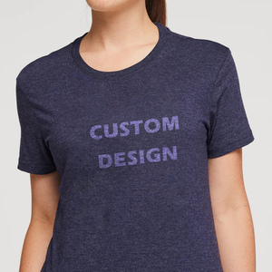 T-shirt pour femme au style urbain raffiné, conçu pour une mouvement fluide, avec une forme épurée et un attrait visuel contemporain - Product Image 5
