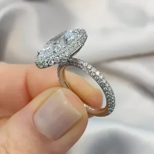 แหวนหมั้นเพชรโมอิสซาไนต์ทรงรี 3.88 กะรัต เงินแท้ 925 ประดับเพชรแบบวงแหวนหรูหราสง่างาม - Product Image 3