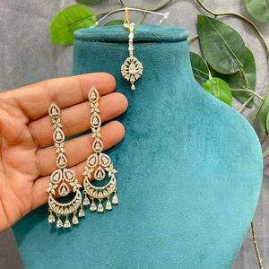 Pendientes y Tikka de Moda con Acabado Dorado de la Mejor Calidad, con Piedras de Circonita Cúbica, Estilo Moderno, Colecciones de Joyería para Bodas para Mujeres y Niñas - Product Image 1