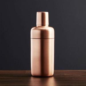 Bouteille en cuivre élégante fabriquée à la main avec des propriétés ayurvédiques d'appel écologique et un design fonctionnel durable - Product Image 1