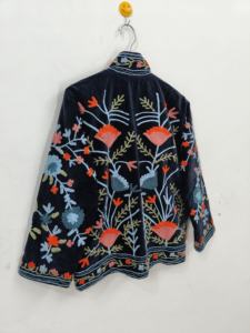 Veste courte en velours noir brodée Suzani, faite à la main, motif floral bohème ethnique, pour festival - Product Image 6