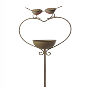 Baño de pájaros colgantes de corazón negro rústico, con dos pájaros pequeños en el borde, y cuenco circular poco profundo disponible a precios de mayorista - Product Image 3